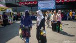 Warga Serbu Sembako Murah di Polsek Tambun