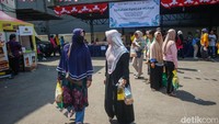 Selain beras dan minyak, stan-stan sembako lainnya juga turut meramaikan Gerakan Pangan Murah. Warga bisa membeli kebutuhan dapur dengan harga lebih hemat.  