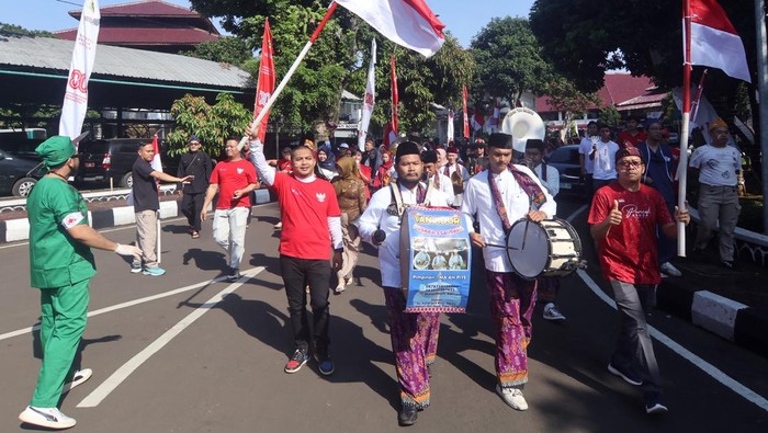 Sejumlah pegawai Aparatur Sipil Negara (ASN) mengikuti pawai Hari Kemerdekaan di Jalan Bersih, Cibinong, Kabupaten Bogor, Jawa Barat, Jumat (15/8/2025). Pawai yang diikuti ASN Kabupaten Bogor tersebut digelar untuk memeriahkan HUT ke-80 Kemerdekaan Republik Indonesia. ANTARA FOTO/Yulius Satria Wijaya/rwa.