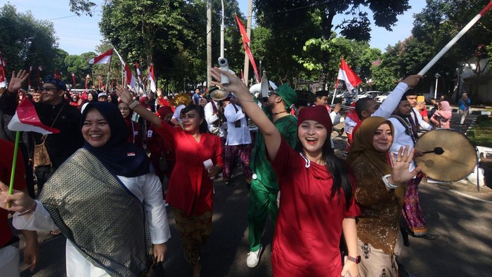 Sejumlah pegawai Aparatur Sipil Negara (ASN) mengikuti pawai Hari Kemerdekaan di Jalan Bersih, Cibinong, Kabupaten Bogor, Jawa Barat, Jumat (15/8/2025). Pawai yang diikuti ASN Kabupaten Bogor tersebut digelar untuk memeriahkan HUT ke-80 Kemerdekaan Republik Indonesia. ANTARA FOTO/Yulius Satria Wijaya/rwa.