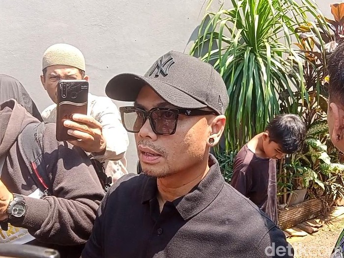 Wendy Cagur di rumah duka Mpok Alpa