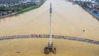 Pemandangan megah ribuan bendera Merah Putih di Jembatan Gentala Arasy menjadi daya tarik tersendiri bagi masyarakat Jambi di momentum kemerdekaan. Foto: ANTARA FOTO/Wahdi Septiawan