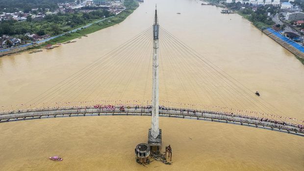 1.000 Bendera Merah Putih Berkibar Gagah di Atas Sungai Batanghari Deretan bendera Merah Putih terpasang di Jembatan Gentala Arasy, Jambi, Sabtu (16/8/2025). Pemprov Jambi memasang 1.000 bendera Merah Putih di sepanjang jembatan yang menghubungkan Pasar Jambi dan Jambi Kota Seberang guna menyemarakkan HUT Ke-80 RI dan sekaligus menumbuhkan semangat nasionalisme. ANTARA FOTO/Wahdi Septiawan/tom.