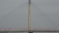 Jembatan Gentala Arasy dipenuhi 1.000 bendera Merah Putih, simbol persatuan bangsa menyambut kemerdekaan RI ke-80. Foto: ANTARA FOTO/Wahdi Septiawan