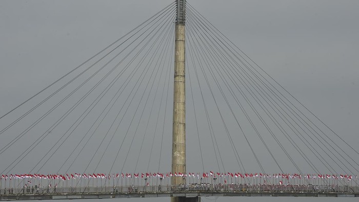 Deretan bendera Merah Putih terpasang di Jembatan Gentala Arasy, Jambi, Sabtu (16/8/2025). Pemprov Jambi memasang 1.000 bendera Merah Putih di sepanjang jembatan yang menghubungkan Pasar Jambi dan Jambi Kota Seberang guna menyemarakkan HUT Ke-80 RI dan sekaligus menumbuhkan semangat nasionalisme. ANTARA FOTO/Wahdi Septiawan/tom.