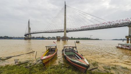 1.000 Bendera Merah Putih Berkibar Gagah di Atas Sungai Batanghari