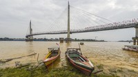 Deretan bendera Merah Putih terpasang di Jembatan Gentala Arasy, Jambi, Sabtu (16/8/2025). Foto: ANTARA FOTO/Wahdi Septiawan