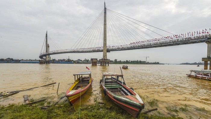 1.000 Bendera Merah Putih Berkibar Gagah di Atas Sungai Batanghari Deretan bendera Merah Putih terpasang di Jembatan Gentala Arasy, Jambi, Sabtu (16/8/2025). Pemprov Jambi memasang 1.000 bendera Merah Putih di sepanjang jembatan yang menghubungkan Pasar Jambi dan Jambi Kota Seberang guna menyemarakkan HUT Ke-80 RI dan sekaligus menumbuhkan semangat nasionalisme. ANTARA FOTO/Wahdi Septiawan/tom.