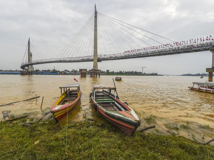 1.000 Bendera Merah Putih Berkibar Gagah di Atas Sungai Batanghari