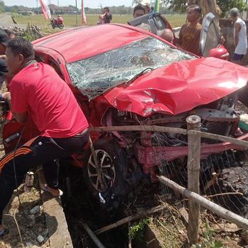 Kondisi mobil Toyota Agya yang mengalami kecelakaan dengan KA Batara Kresna di  Desa Gementar, Kecamatan Selogiri, Kabupaten Wonogiri, Sabtu (16/8/2025)