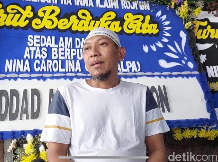 Suami Mpok Alpa, Ajie Darmaji, saat ditemui di kawasan Ciganjur, Jakarta Selatan, Sabtu (16/8/2025).