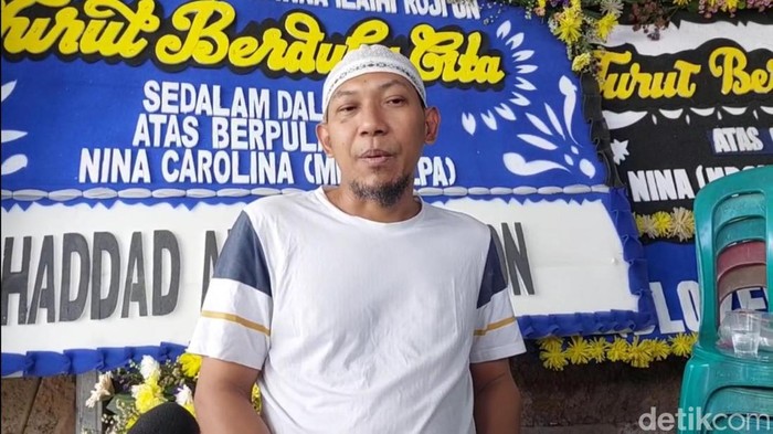 Suami Mpok Alpa, Ajie Darmaji, saat ditemui di kawasan Ciganjur, Jakarta Selatan, Sabtu (16/8/2025).