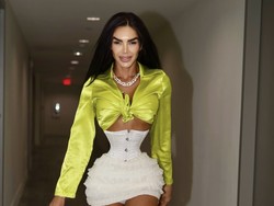 Foto: Model Berpinggang Kecil 46 Cm, Dikritik Karena Pakai Korset 23 Jam