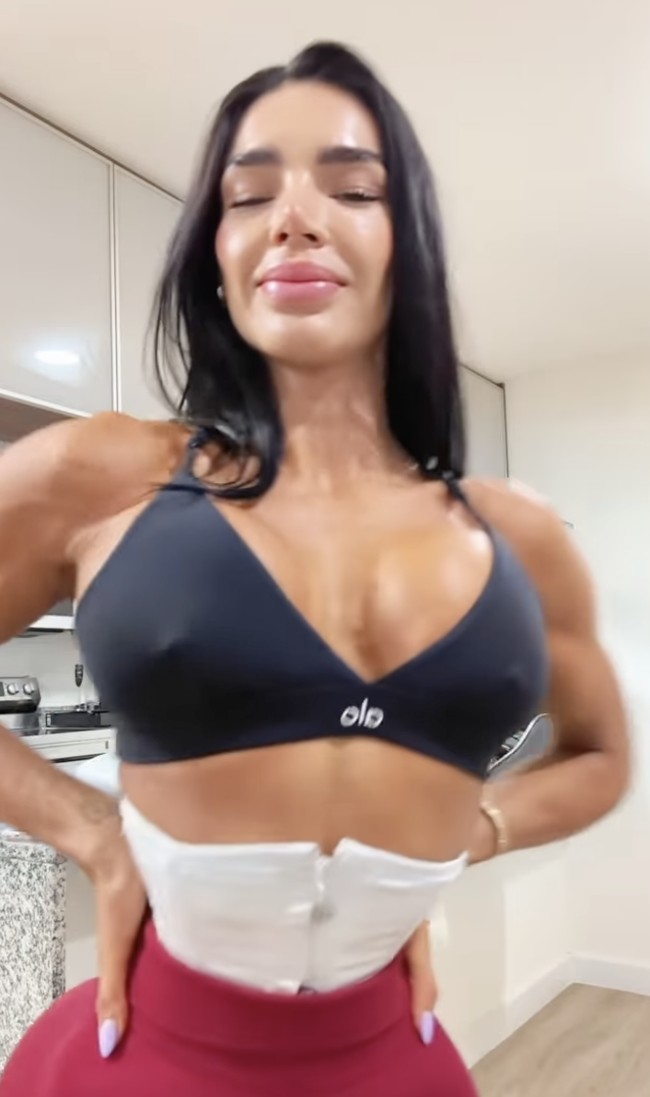 Model asal Miami Aleira Avendano menuai sorotan publik setelah mengungkap rahasia pinggang ekstremnya yang hanya berukuran 46 cm. Rahasianya adalah ia menggunakan korset super ketat. Foto: dok. Instagram Aleira Avendano