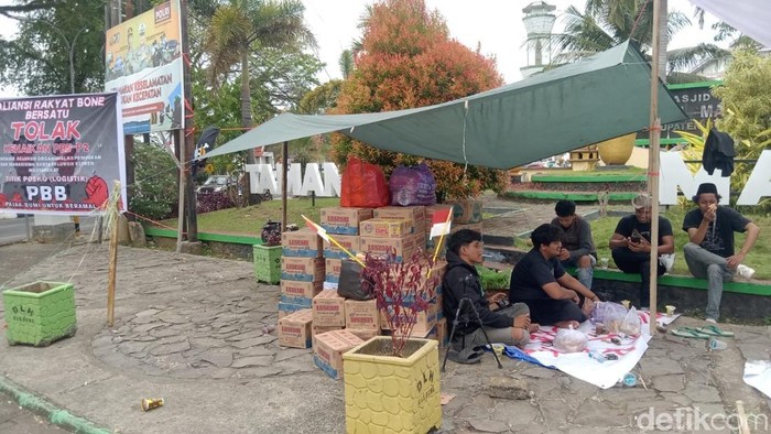 Aliansi Rakyat Bone Bersatu membuka posko logistik persiapan aksi besar-besaran menolak kenaikan PBB.