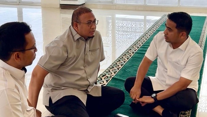 Andre Rosiade bertemu Wali Kota Solok Ramadhani Kirana Putra dan Kepala Balai Pelaksana Jalan Nasional Sumbar Elsa Putra Friandi di rest area jalan tol Padang-Sicincin.