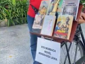 Video: Baca Novel Bahasa Jawa Gratis Pagi-pagi di Titik Nol Yogyakarta