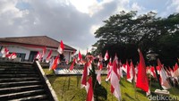 Potret Gedung Perundingan Linggarjati yang dikelilingi bendera merah putih.