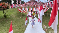 Anak-anak sedang bermain di area lingkaran bendera merah putih Gedung Perundingan Linggarjati Kuningan.