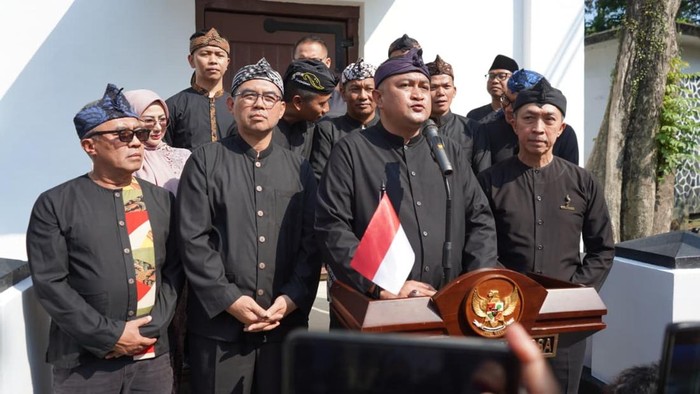 Bupati Bogor Rudy Susmanto dan Wali Kota Bogor Dedie A Rachim saat memberikan keterangan pers usai peresmian Kelder Air Mancur di Kota Bogor, Sabtu (16/8/2025),