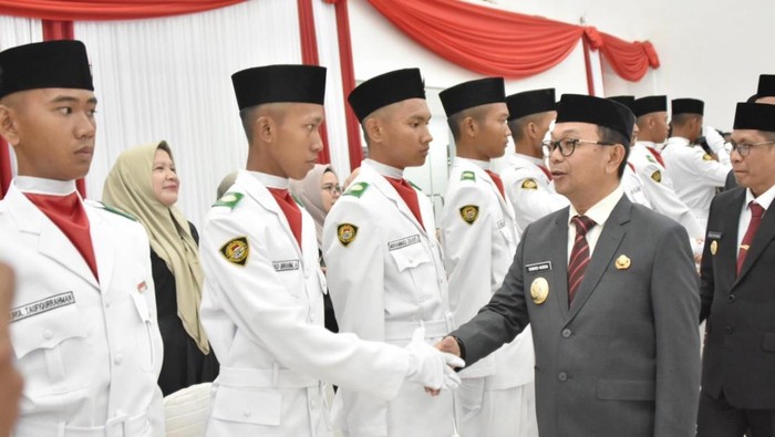 Bupati Soppeng Suwardi Haseng mengukuhkan 73 Anggota Paskibra.