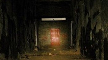 Burlington Bunker: Di bawah kota Corsham, Inggris, terdapat kota rahasia. Kali ini, tujuannya untuk bertahan hidup dari kiamat nuklir, alih-alih menyebabkannya. Jika terjadi perang nuklir, 4.000 anggota pemerintah berpangkat tinggi akan mampu bertahan dalam kompleks Burlington Bunker seluas 35 hektar ini. Kota bawah tanah ini dilengkapi segala sesuatu mulai stasiun penyiaran radio, rumah sakit, hingga danau bawah tanah, yang menyediakan pasokan air. Ada jalur rel untuk akses cepat dan mudah. Dinonaktifkan tahun 2004, situs tersebut dibuka untuk umum beberapa kali dan bahkan dijual relatif rendah yaitu 1,5 juta poundsterling di 2016. Foto: Listverse