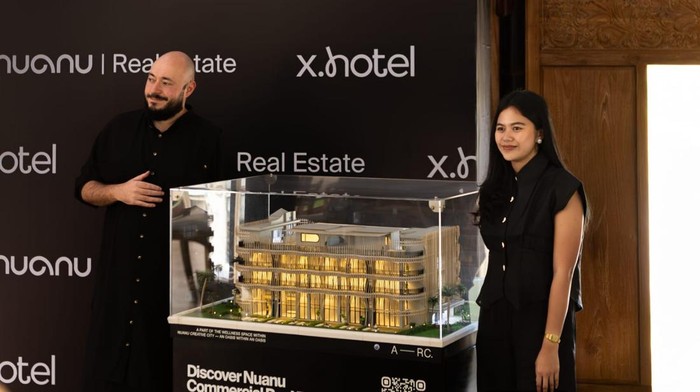 CEO Nuanu Creative City, Lev Kroll (kiri) saat merilis X Hotel di Nuanu Creative City, Desa Beraban, Kecamatan Kediri, Tabanan. (Istimewa)