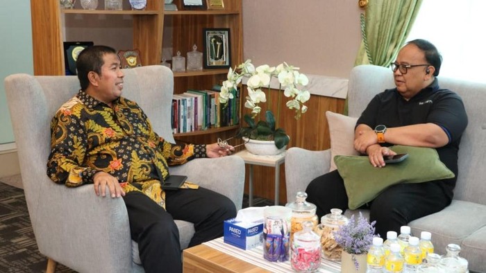 Direktur Transmedia Latif Harnoko saat bersilaturahmi dengan Wakil Rektor Bidang Kerja Sama dan Pengembangan Lembaga UINSU Prof Muzakkir. (Foto: Istimewa)