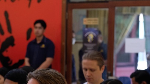 WNA saat diberikan edukasi soal kewajiban perpajakan di kantor Pelayanan Pajak (KPP) Pratama Denpasar Barat, Jumat (15/8/2025).