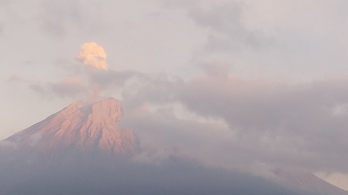 Gunung Semeru, Puncak tertinggi di Pulau Jawa Kembali Mengalami Erupsi.