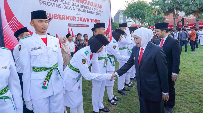Gubernur Jatim Khofifah Indar Parawansa kukuhkan anggota Paskibraka Jatim