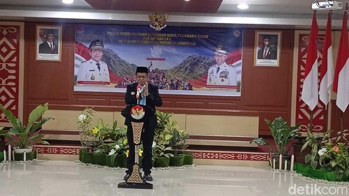 Gubernur NTT Melki Laka Lena saat memberikan pidato pembangunan Gubernur NTT dalam rangka HUT ke-80 RI di Kantor Gubernur NTT, Sabtu (16/8/2025). (Simon Selly/detikBali)