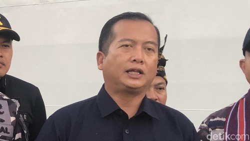 Gubernur Nusa Tenggara Barat, Lalu Muhammad Iqbal, saat menyambut kehadiran Kapal Perang KRI Semarang, di Pelabuhan Gili Mas, Kecamatan Sekotong, Lombok Barat, Sabtu (16/8/2025). (M. Zahiruddin/detikBali)
