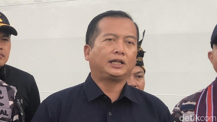 Gubernur Nusa Tenggara Barat, Lalu Muhammad Iqbal, saat menyambut kehadiran Kapal Perang KRI Semarang, di Pelabuhan Gili Mas, Kecamatan Sekotong, Lombok Barat, Sabtu (16/8/2025). (M. Zahiruddin/detikBali) Gubernur Nusa Tenggara Barat, Lalu Muhammad Iqbal, saat menyambut kehadiran Kapal Perang KRI Semarang, di Pelabuhan Gili Mas, Kecamatan Sekotong, Lombok Barat, Sabtu (16/8/2025). (M. Zahiruddin/detikBali)