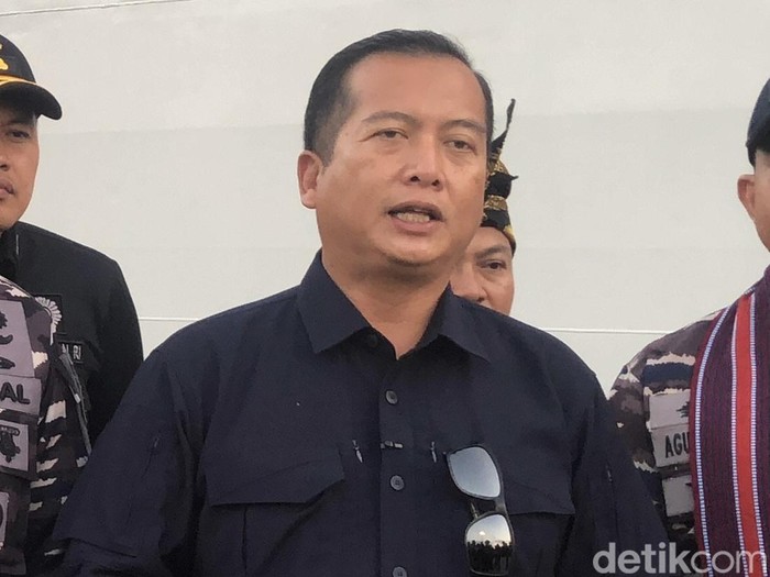 Gubernur Nusa Tenggara Barat, Lalu Muhammad Iqbal, saat menyambut kehadiran Kapal Perang KRI Semarang, di Pelabuhan Gili Mas, Kecamatan Sekotong, Lombok Barat, Sabtu (16/8/2025). (M. Zahiruddin/detikBali)