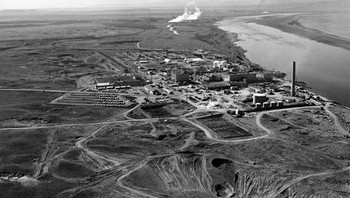 Hanfold: Terletak di Negara Bagian Washington, ini adalah kota rahasia ketiga dan terakhir yang terkait dengan Proyek Manhattan. Proyek di sini fokus pada produksi plutonium. Plutonium juga digunakan saat Perang Dingin untuk melanjutkan program nuklir Amerika Serikat. Kota ini unik karena masih digunakan selama Perang Dingin dan merupakan yang paling maju dari ketiga lokasi Proyek Manhattan dalam hal menghasilkan listrik. Foto: Listverse