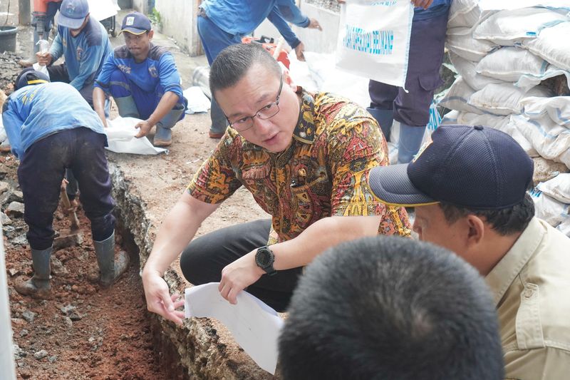 Anggota DPRD DKI Jakarta, Fraksi PDI Perjuangan Hardiyanto Kenneth Pada Saat Merealisasikan Aspirasi Masyarakat yang Disampaikan di Acara Reses yang Diadakannya.