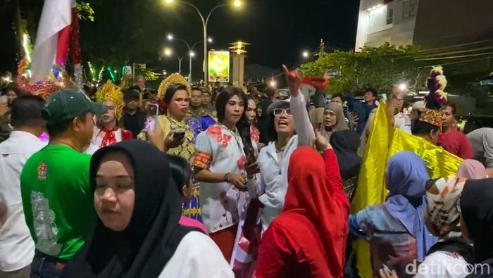 Heboh waria ikut gerak jalan HUT RI di Parepare dibubarkan Satpol PP.