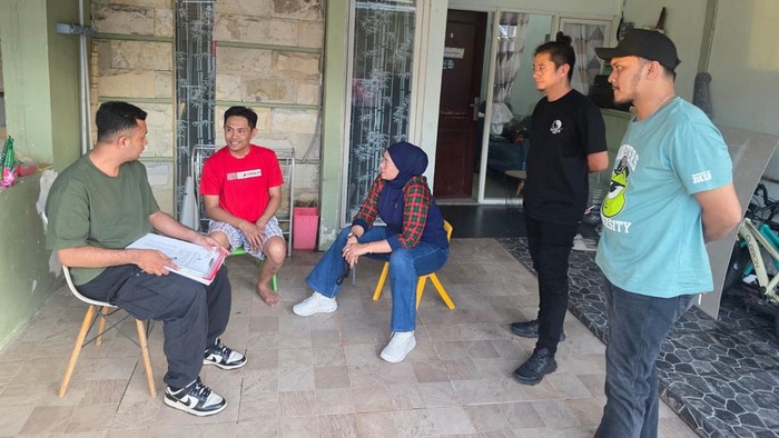 Ibrahim Alimuddin alias Reka (baju merah), buronan kasus penipuan dan penggelapan proyek fiktif di Kota Makassar saat ditangkap di Gresik, Jawa Timur.