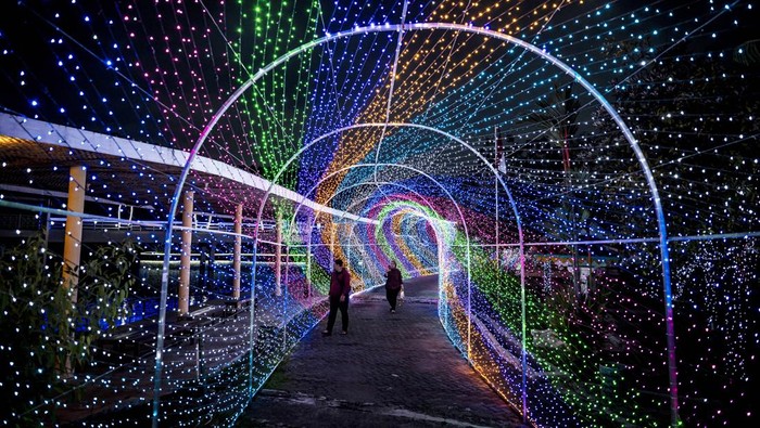 Instalasi Cahaya Bikin Malam di Semarang Penuh Warna Pengunjung menyaksikan instalasi Lights Wonderland di kawasan Grand Maerakaca Taman Mini Jawa Tengah, Semarang, Jawa Tengah, Jumat (16/8/2025). PT PRPP Jawa Tengah bekerja sama dengan Luna Light International menghadirkan wisata malam Lights Wonderland yang menampilkan atraksi lampu tematik, yang bertujuan menggerakkan perekonomian daerah melalui sektor pariwisata dan berlangsung hingga 14 September 2025. ANTARA FOTO/Aprillio Akbar/foc.