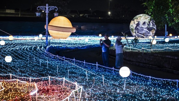 Pengunjung menyaksikan instalasi Lights Wonderland di kawasan Grand Maerakaca Taman Mini Jawa Tengah, Semarang, Jawa Tengah, Jumat (16/8/2025). PT PRPP Jawa Tengah bekerja sama dengan Luna Light International menghadirkan wisata malam Lights Wonderland yang menampilkan atraksi lampu tematik, yang bertujuan menggerakkan perekonomian daerah melalui sektor pariwisata dan berlangsung hingga 14 September 2025. ANTARA FOTO/Aprillio Akbar/foc.