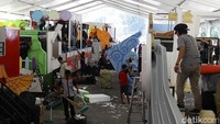 Pekerja merangkai ornamen kendaraan hias bertema HUT ke-80 RI di kawasan Monas, Jakarta, Sabtu (16/8/2025).