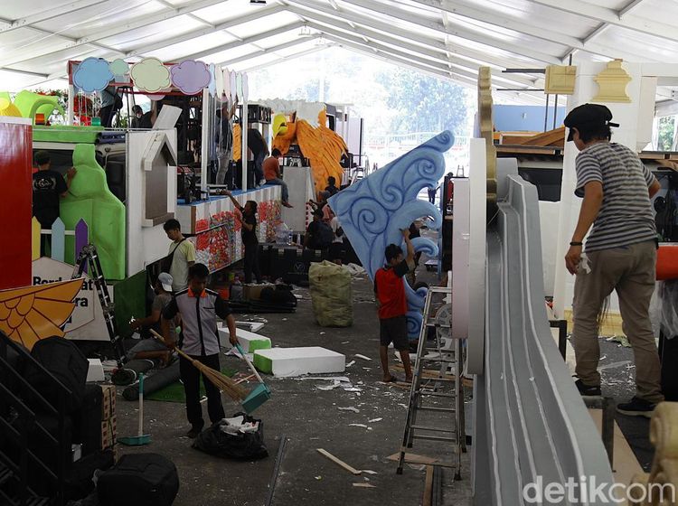 Intip Persiapan Karnaval Kendaraan Hias di Monas