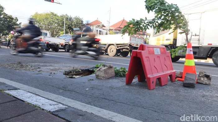 Jalan berlubang di perempatan Jalan Gatot Subroto Barat, Jalan Buluh Indah, dan Jalan Cargo Permai, Denpasar, Jumat (15/8/2025). (Aryo Mahendro/detikBali).