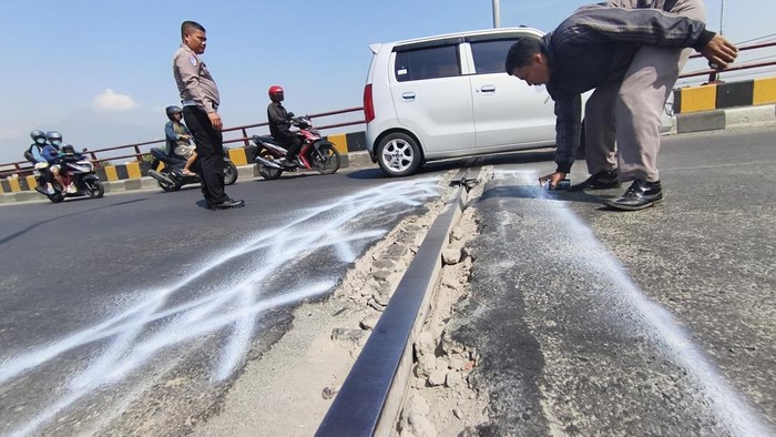 Girder Jembatan Porong Sidoarjo yang renggang ditandai petugas dengan cat