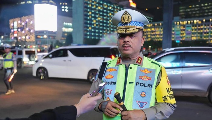 Kakorlantas Polri Irjen Agus Suryonugroho pantau lalin di Bundaran HI jelang HUT ke-80 RI