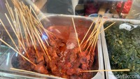 Banyak juga ragam kuliner non halal di Kampoeng Legenda. Di antaranya ada Sate Babi Bawah Pohon, Warung Ce NTT, dan lainnya. Foto: Yenny Mustika Sari/detikcom