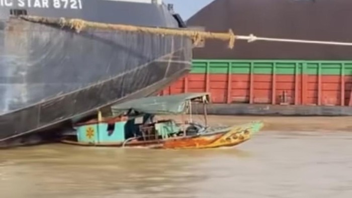 Kapal getek tertabrak tongkang pengangkut batu bara di Sungai Musi