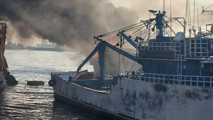 Kapal nelayan terbakar di Pelabuhan Muara Baru, Jakut