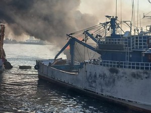 Kapal Terbakar di Muara Baru Jakut, Asap Hitam Membubung